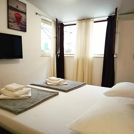 Apartman Kod Urara - At The Watchmaker's Place