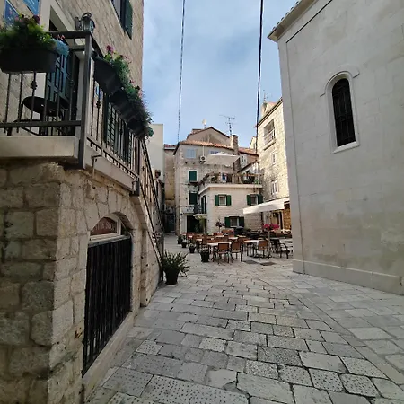 Apartman Kod Urara - At The Watchmaker's Place